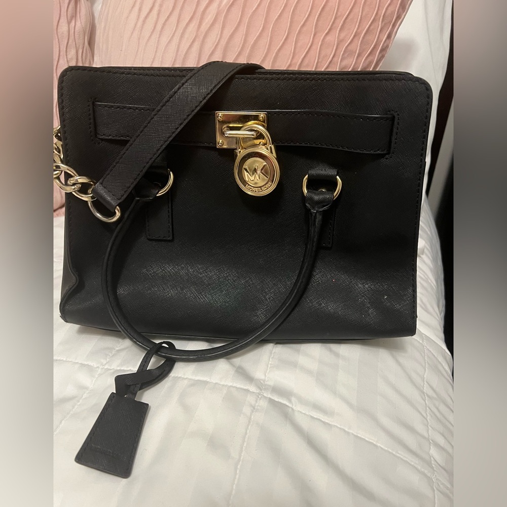 MICHAEL KORS BLACK PURSE WITH GOLD DETAIL